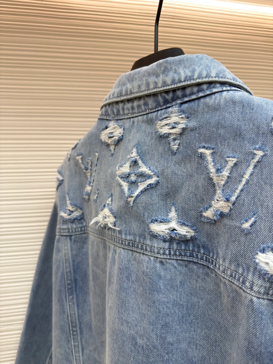 LOUIS VUITTON washed ripped denim jacket ●Authentic product: Purchased and developed for 25600 ●Item number: 1680604-B85 ●Material: pure cotton exclusive denim material ●Technology: laser burning ●Version: fitted version ●Weight: about 1070 grams ●Size: 48-59-52-54 ●Description: This destroyed detail is really cool. This washed denim truck elevates a classic silhouette with contrasting Monogram detailing front and rear, crafted with an edgy tear effect. This mid-season piece is effortlessly layered and can be worn with matching accessories for an on-trend look.